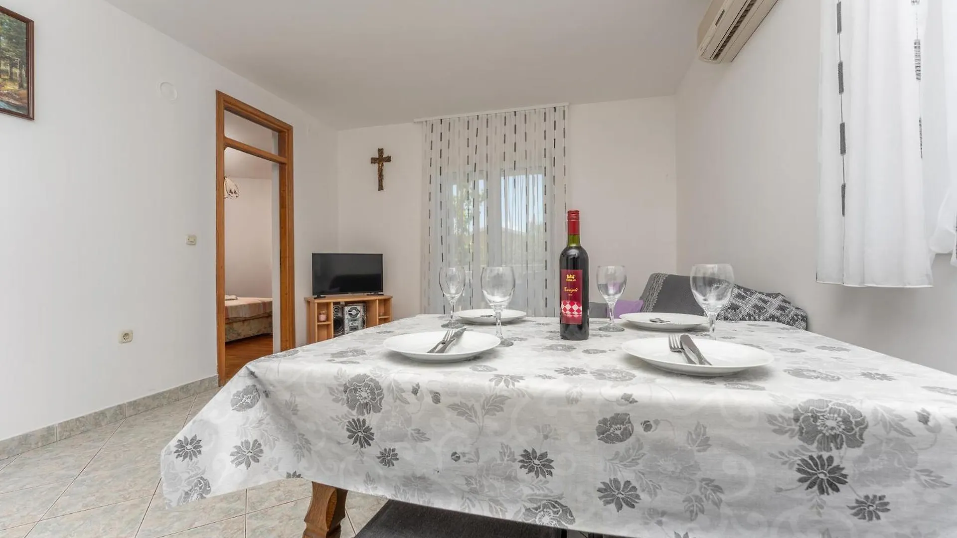 1 Bedroom Cozy Apartment In Свети-Филип-и-Яков