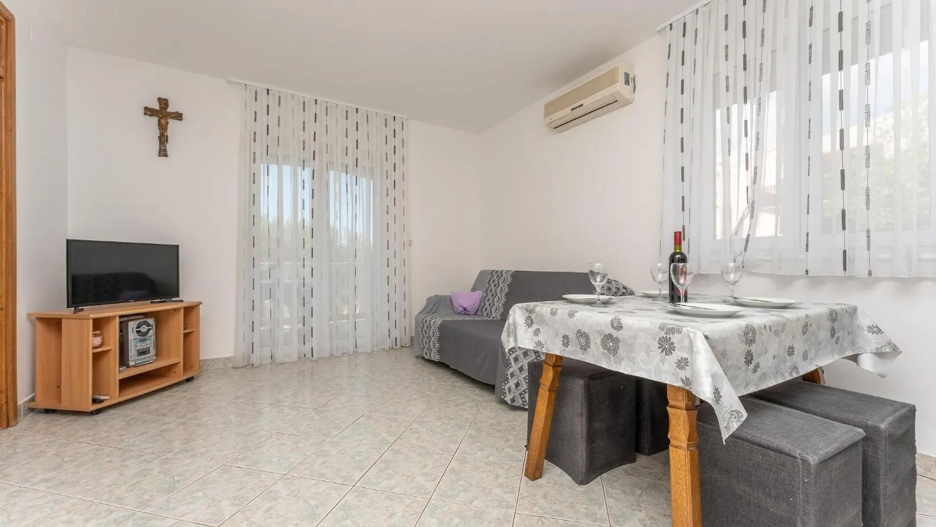 1 Bedroom Cozy Apartment In Свети-Филип-и-Яков 0*,