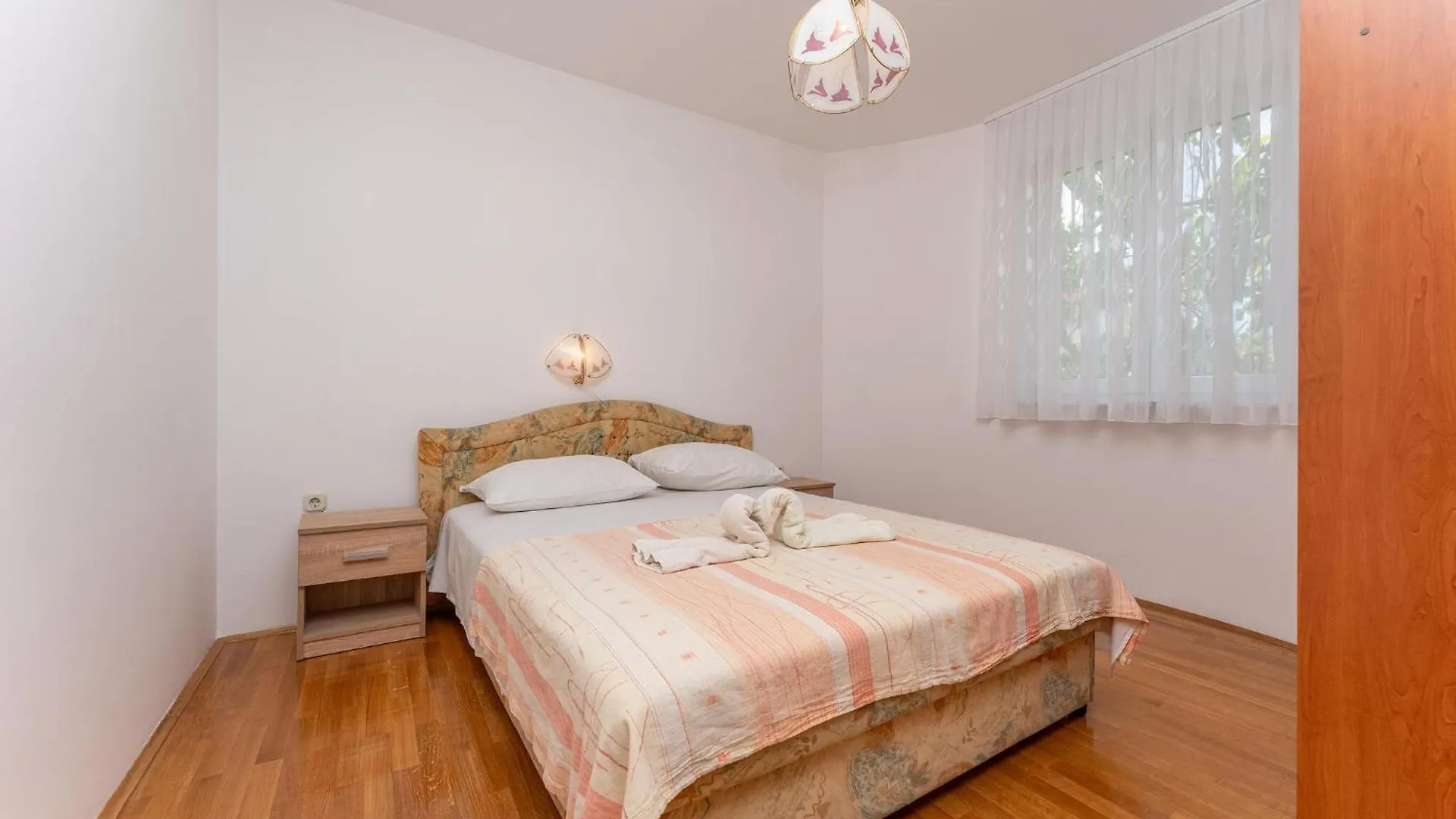 1 Bedroom Cozy Apartment In Свети-Филип-и-Яков