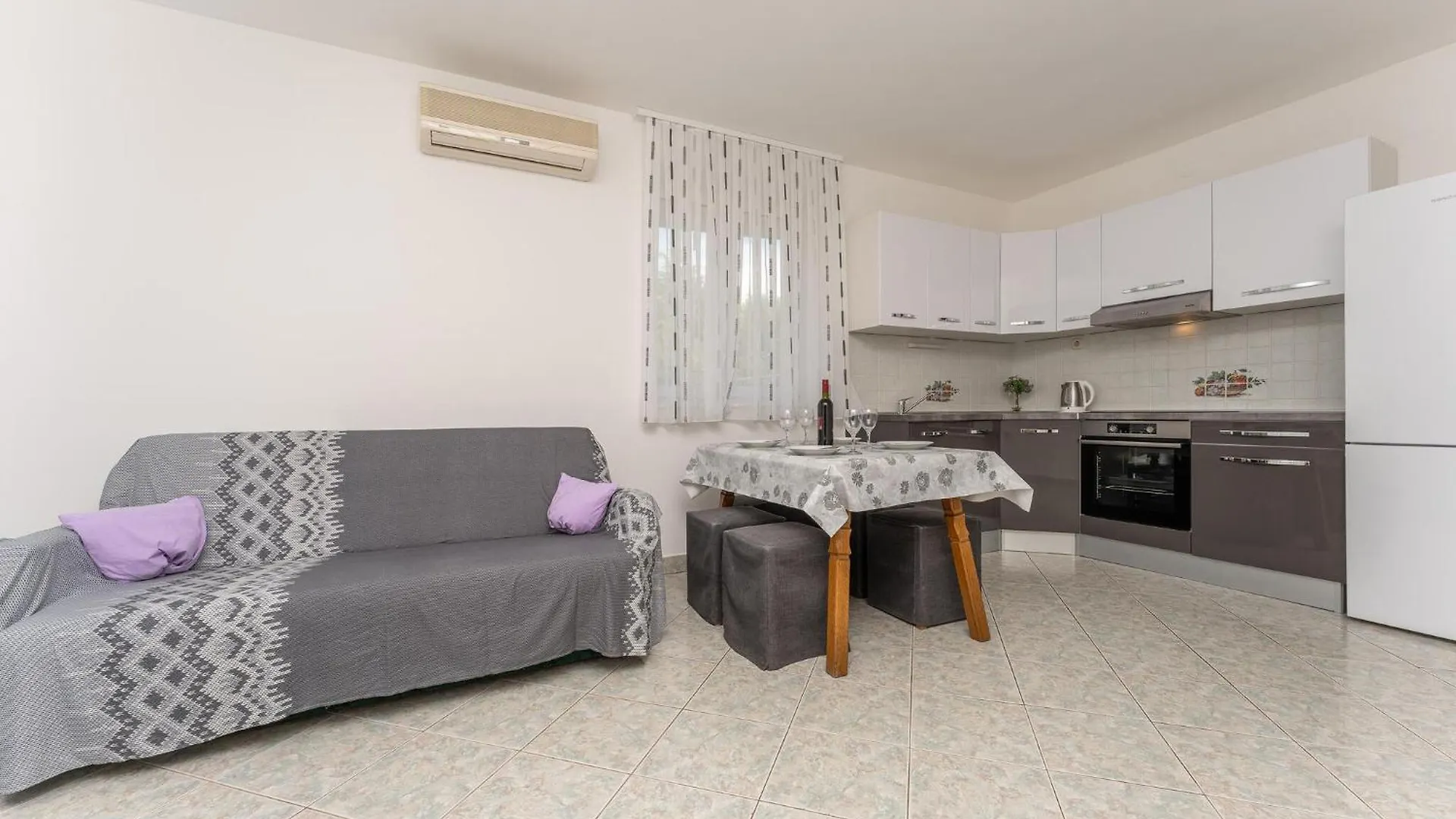 1 Bedroom Cozy Apartment In Свети-Филип-и-Яков